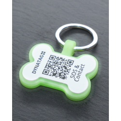 Hondenpenning in botvorm van fluorescerende siliconen met QR-code en lasergravure