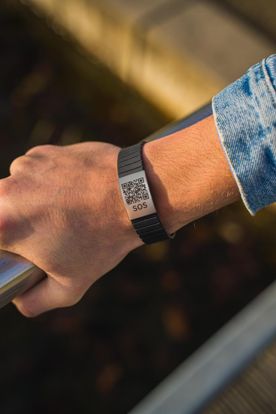 T-Bracelet%20zwart%20hand_SOS.png