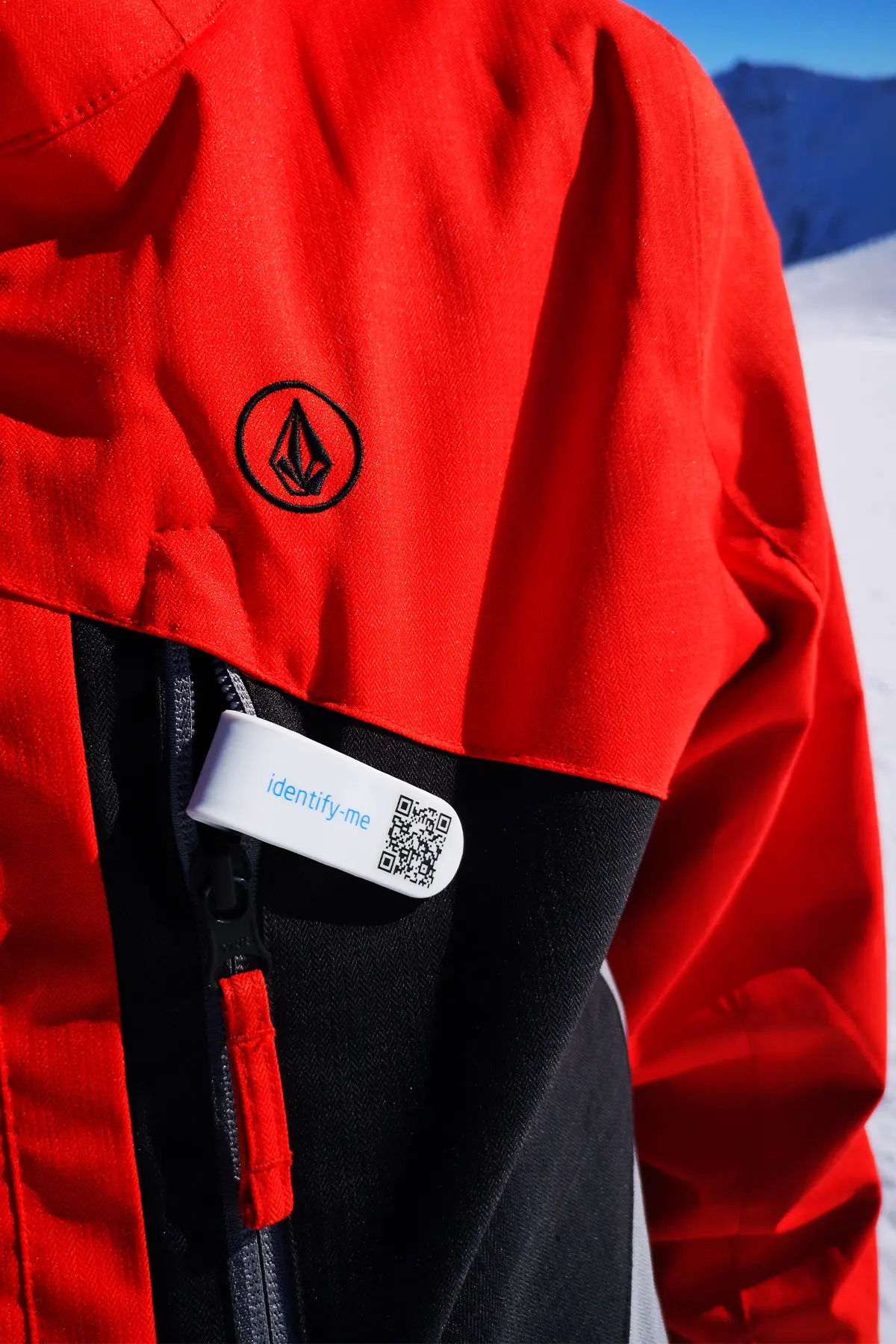 Attaching the SOS emergency clip made of silicone with magnetic clasp